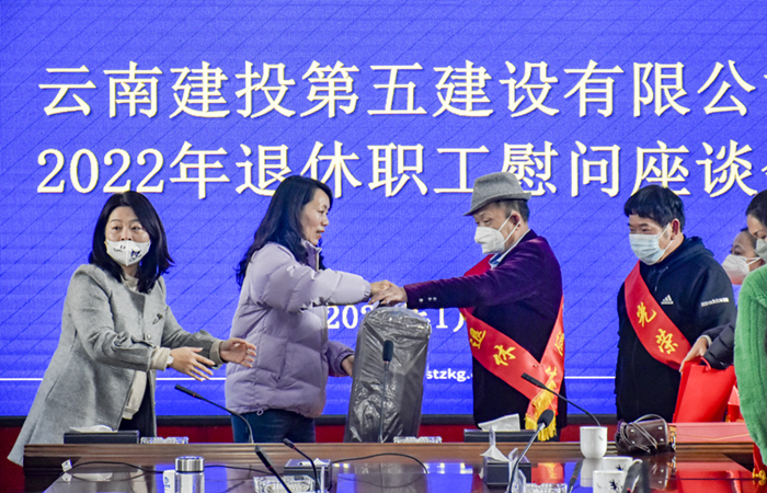 1674018235627065.jpg (小圖)分發(fā)慰問(wèn)品.jpg